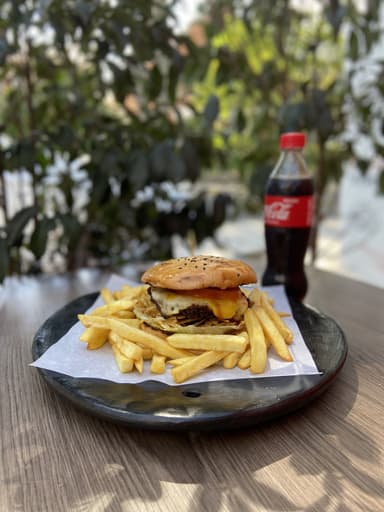 3 Hamburguesas + 2 Papas + 2 Bebidas