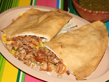 Molote de Chicharrón