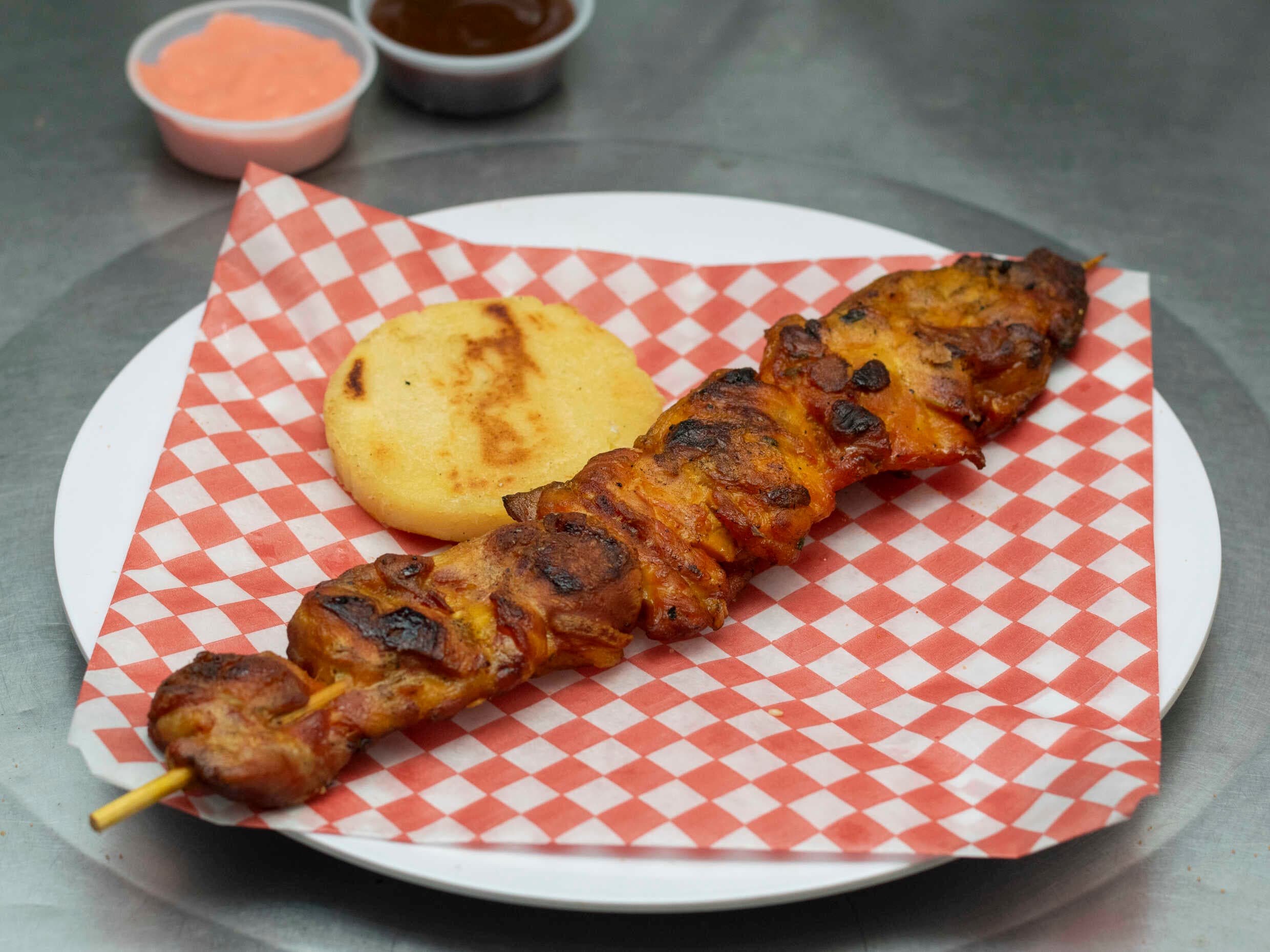 Pincho de Pollo con Arepa
