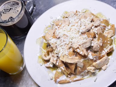 Chilaquiles con 1 Ingrediente, Fruta y Café