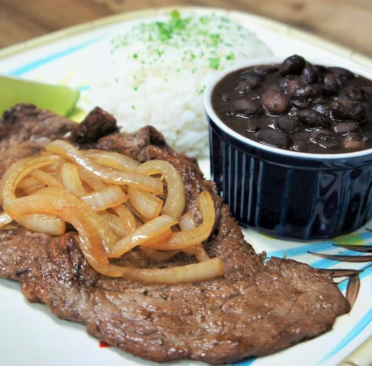 Casado con Carne del Dia, Fresco y Tortilla