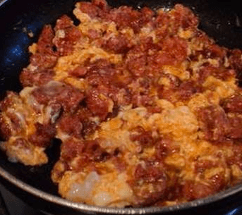 Huevos con chorizo