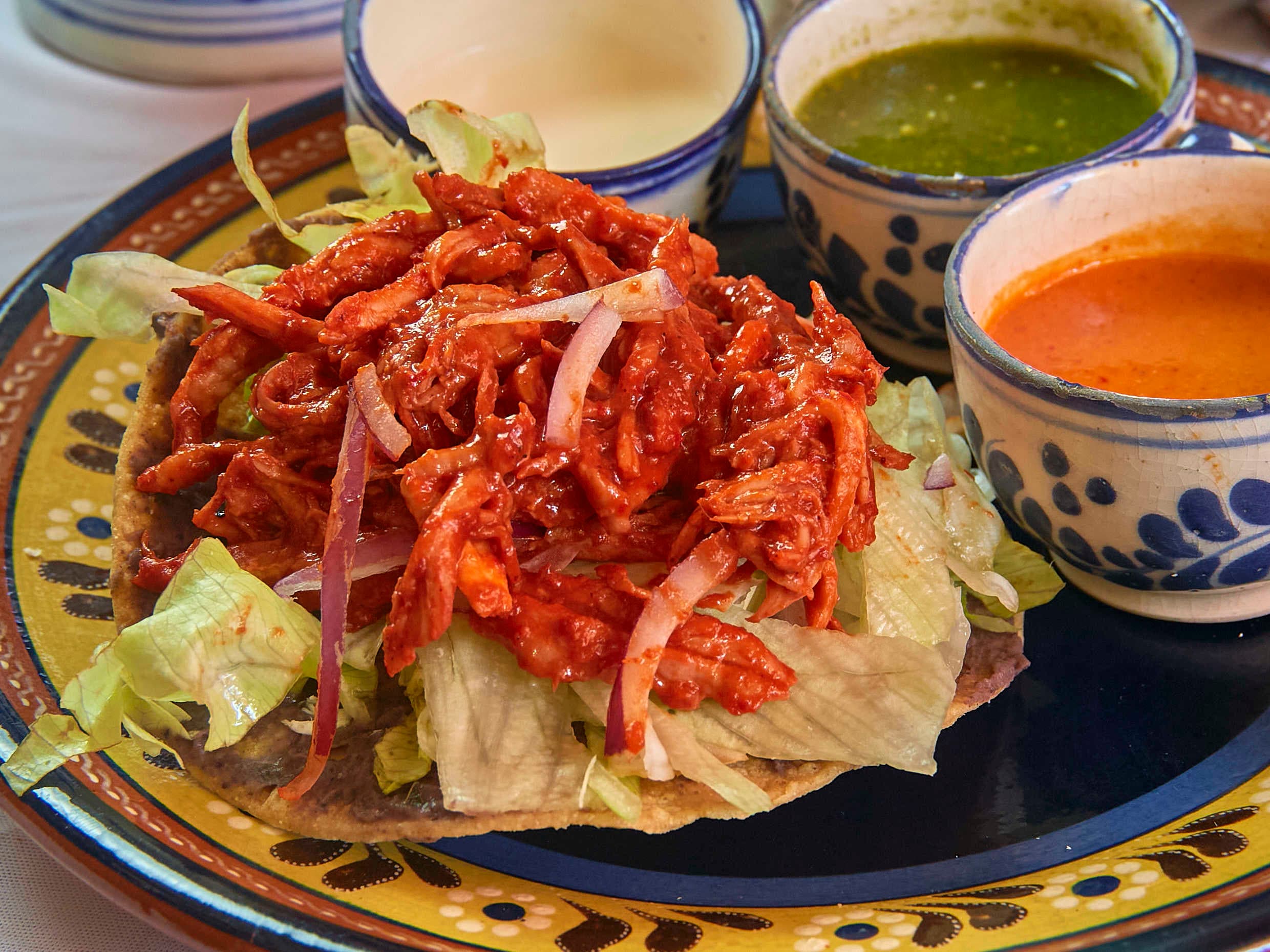 Tostadas de cochinita pibil con quesillo