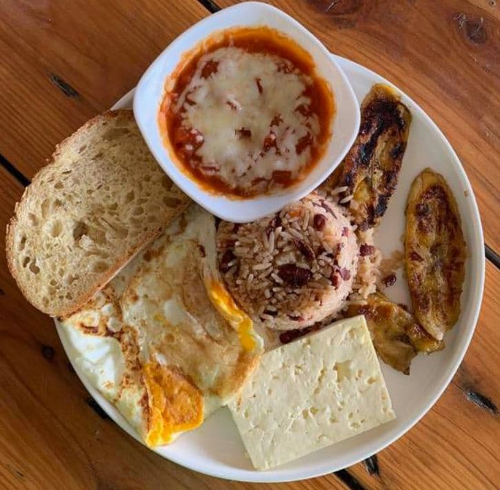 Pintiko con Huevos Rancheros + Batido