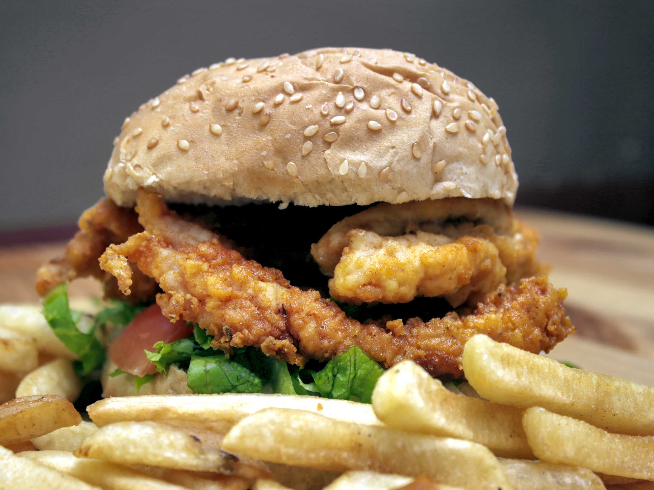 Hamburguesa Pescado + Papas + Refresco del Día