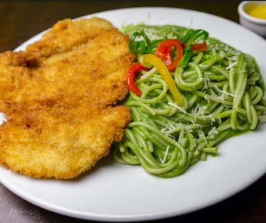 Milanesa de Pollo con Spaguetti pesto