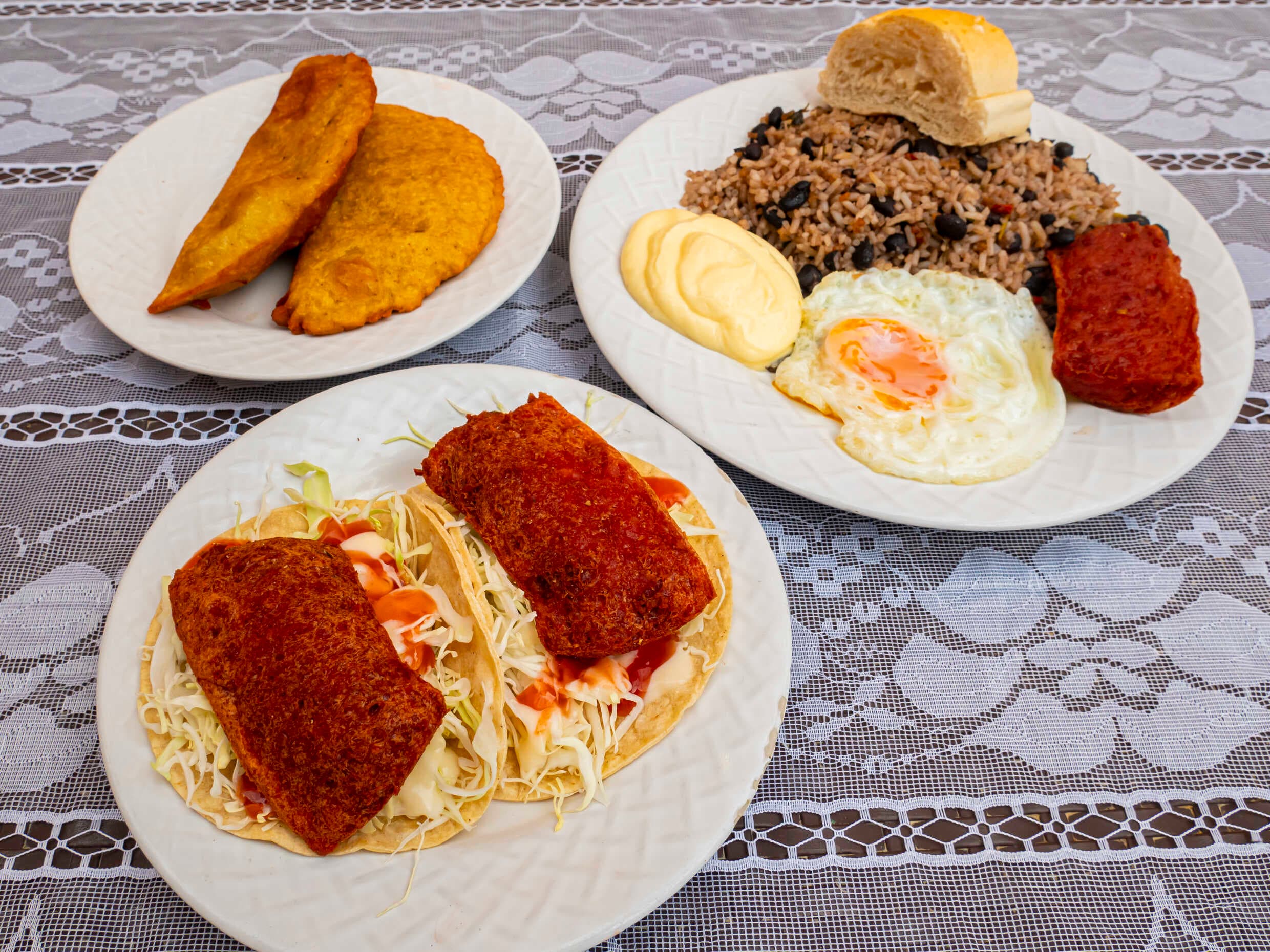 Combo #3 Pinto Eco+ 2 Empanadas + Gallo Salchichón