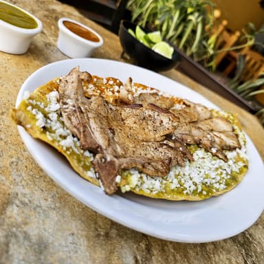 Huarache de Costilla + Litro de Agua de Sabor