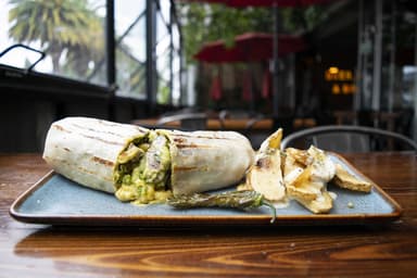 Burrito Arrachera y guacamole