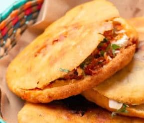 Gordita de Chicharrón con Queso Gratinado