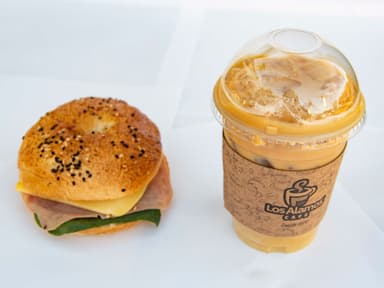 Individual Bagel + Capuccino Caliente