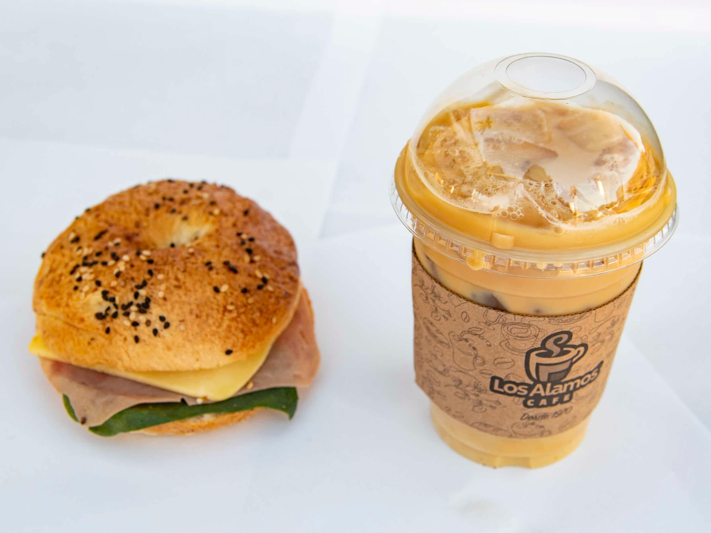 Individual Bagel + Capuccino Rocas