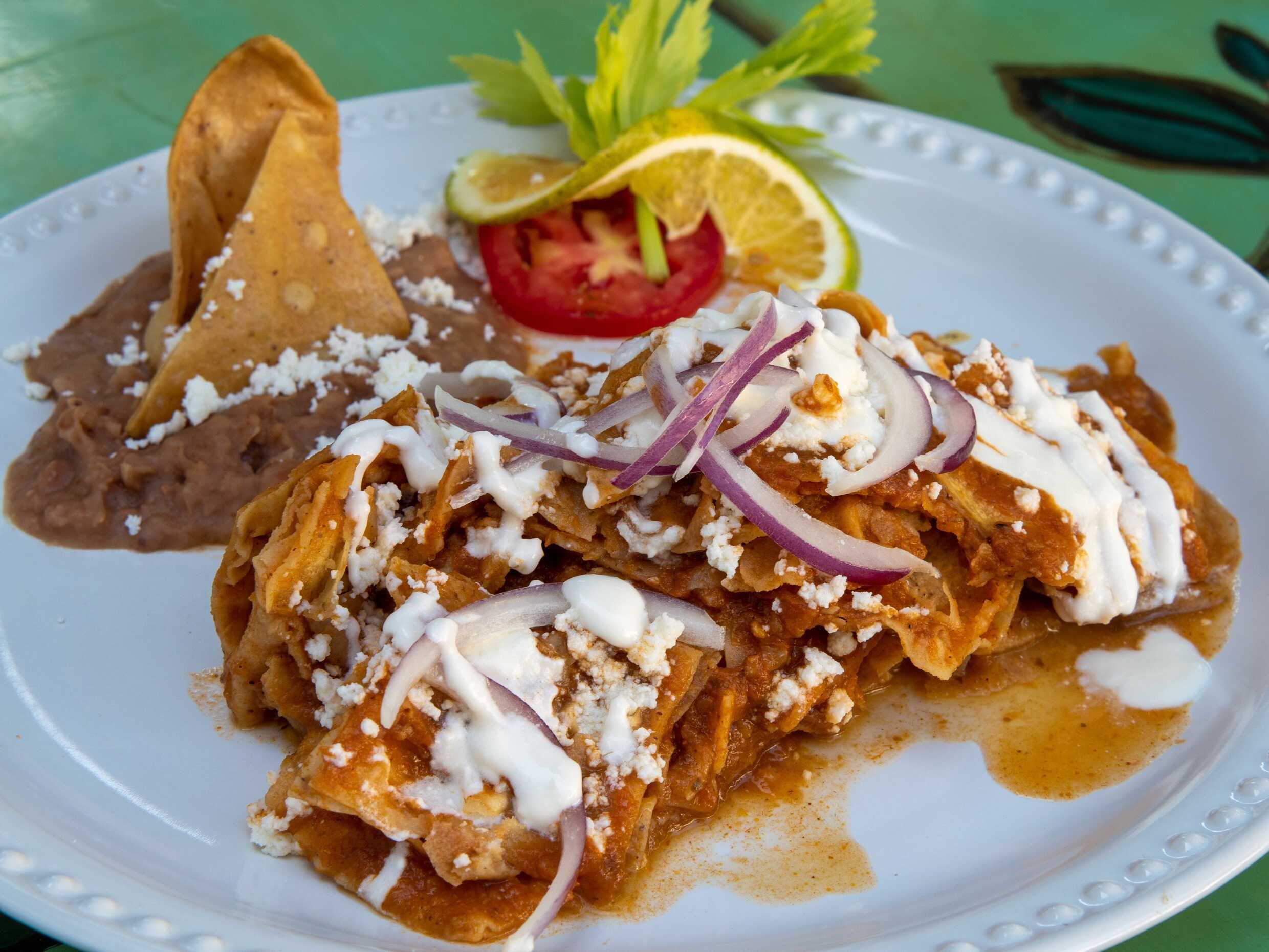 Chilaquiles Sencillos con Frijoles