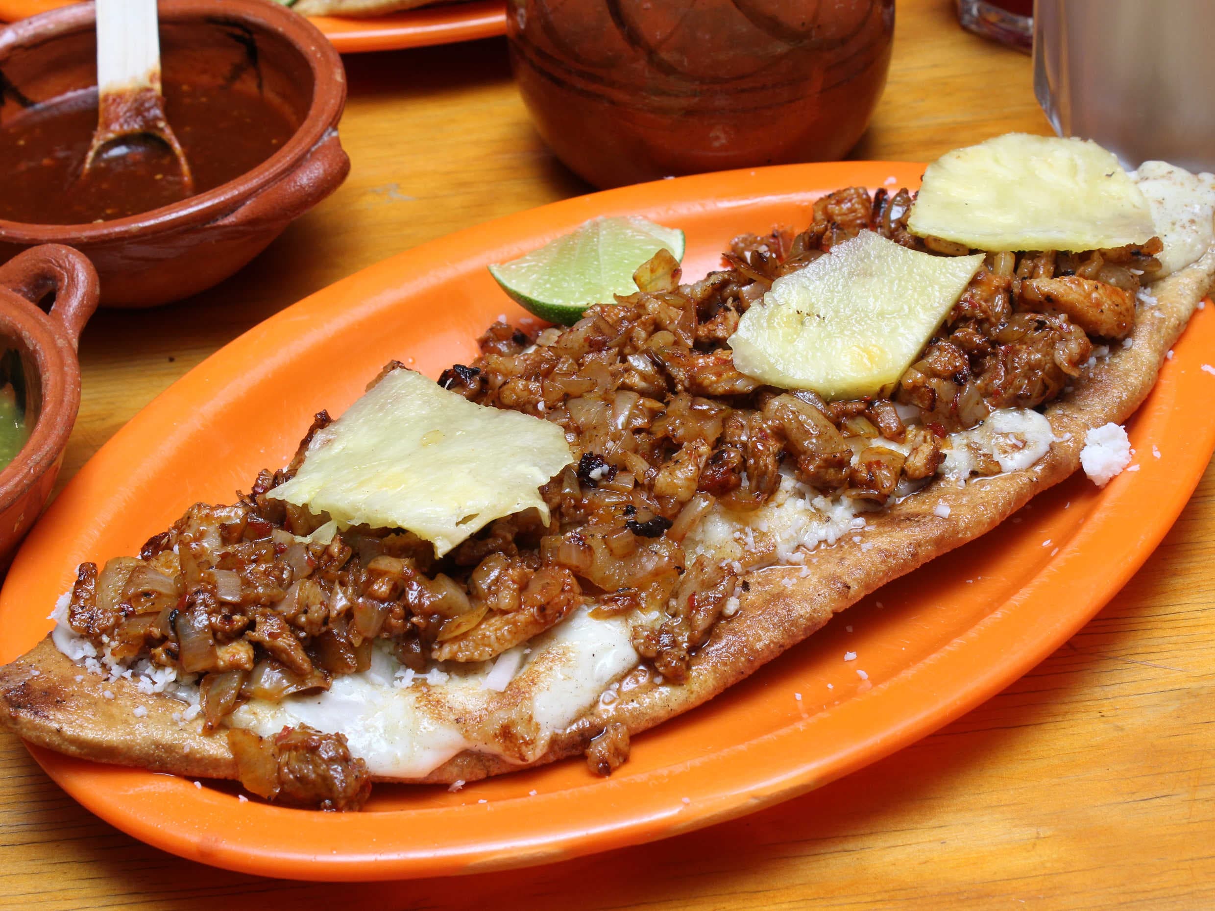 Huarache de Quesillo con Pastor