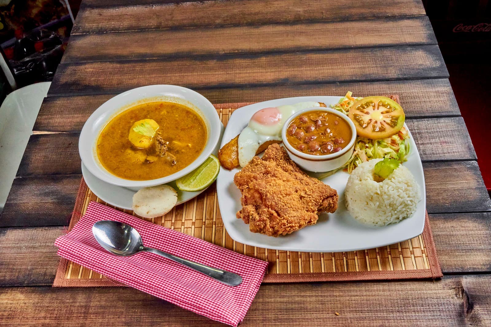 Bandeja Paisa con Una Presa de Pollo Apanada