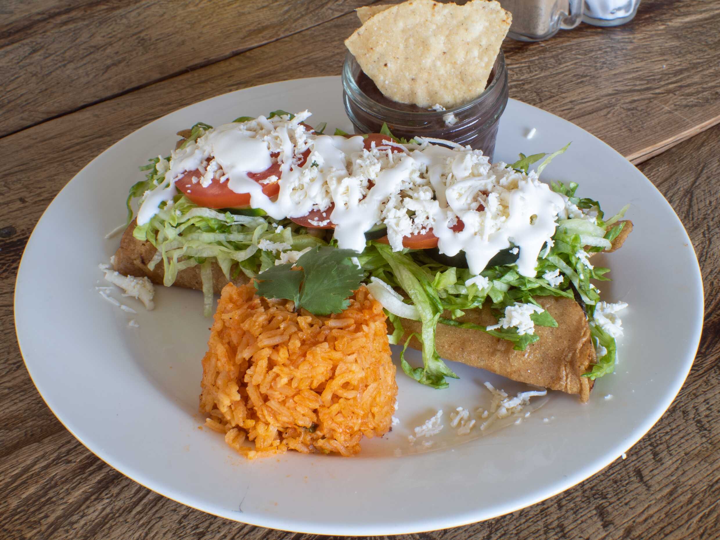 Flautas de Pollo + Sopa y Agua