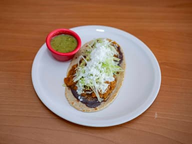Huarache de Chicharrón en Salsa Verde