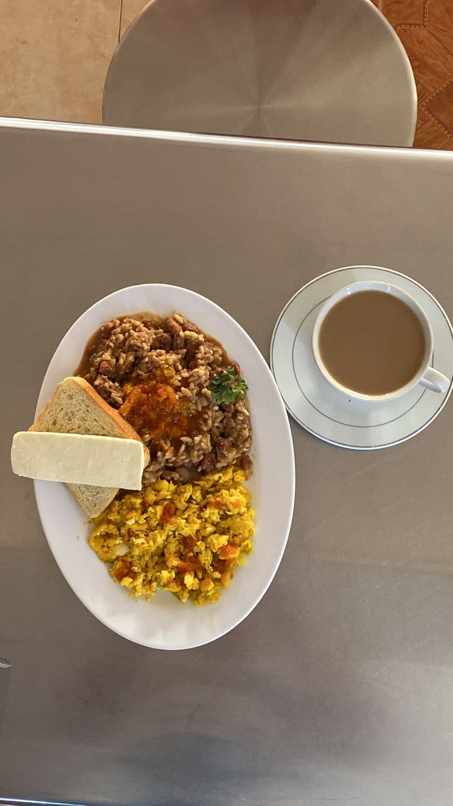 Calentado con Huevos, Pan, Queso y Bebida