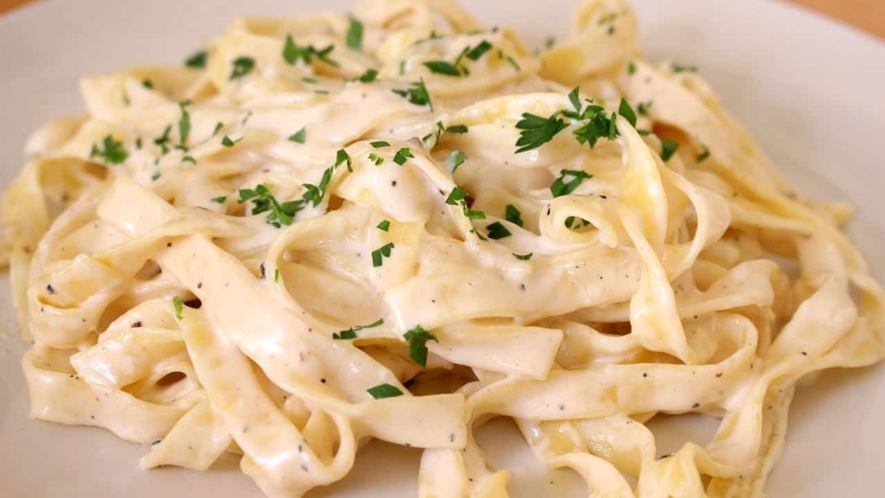 Pasta Alfredo + Bebida de la Casa