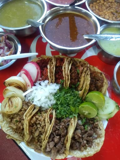 5 TACOS SURTIDOS + 1 AGUA FRESCA 1/2