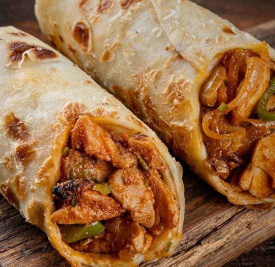 Pollo Tikka Huevo Kaathi Roll + Papas + 2 Salsas