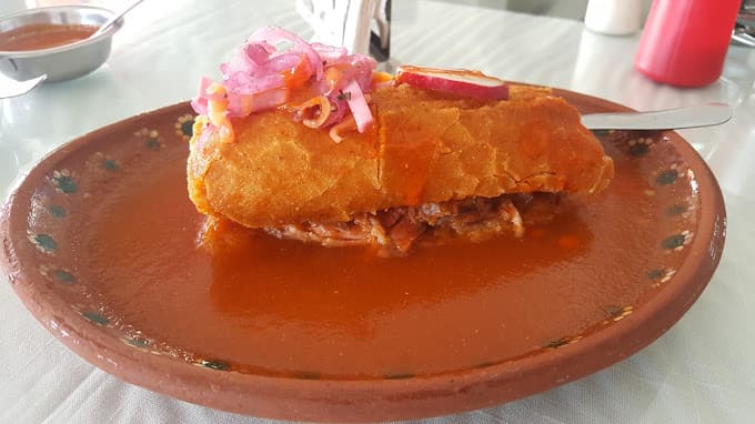 Torta Ahogada de Carnitas Surtido