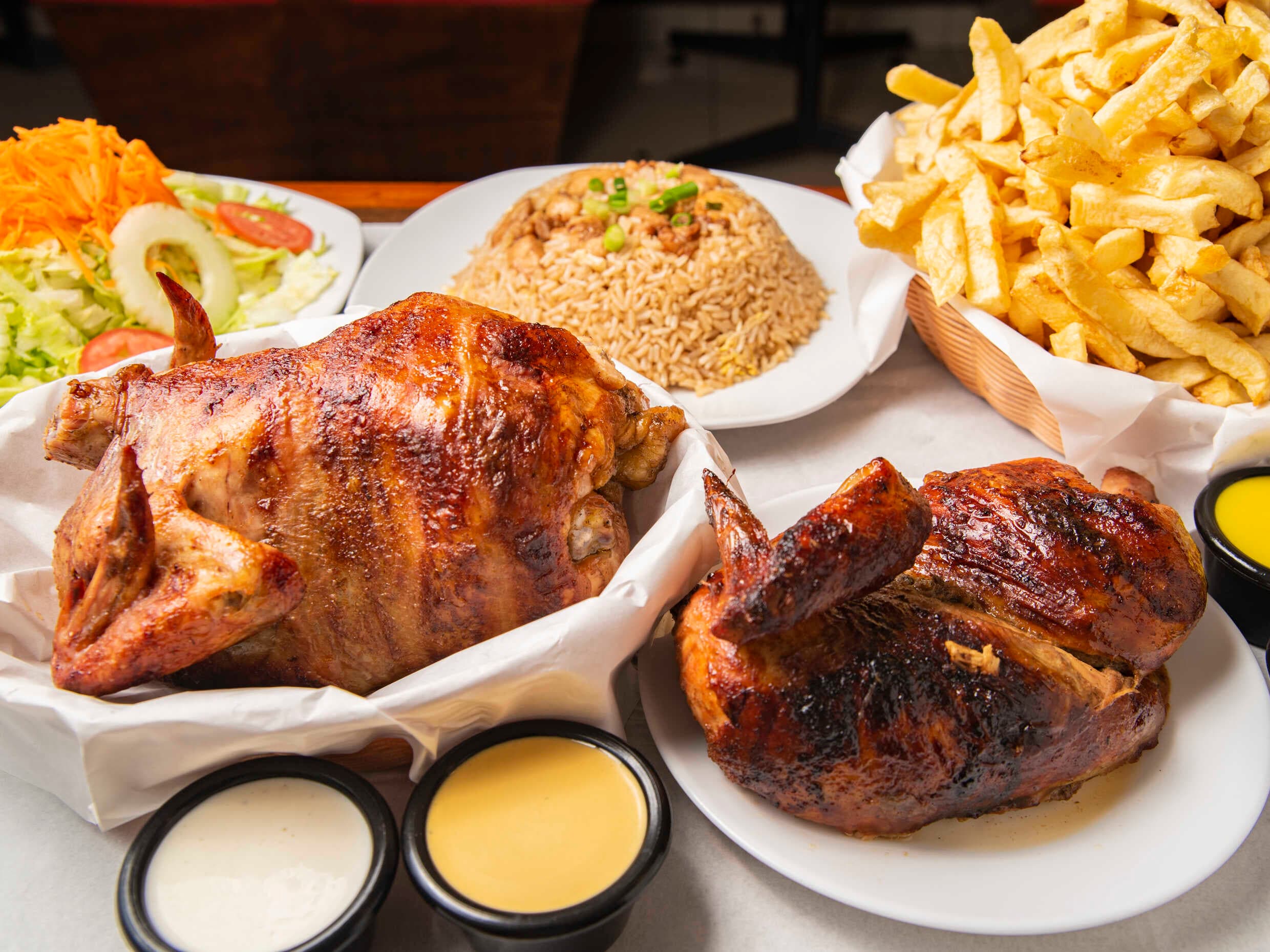 Pollo Entero + Medio  + Chaufa y Ensalada