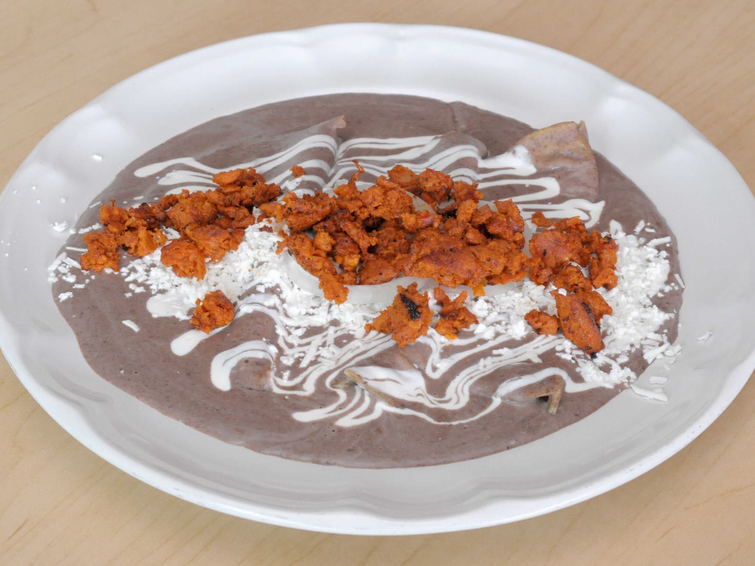 Enfrijoladas con Chorizo