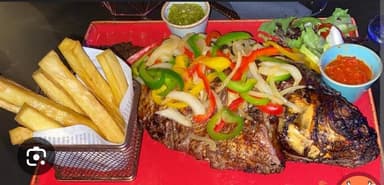 Pescado a la Parrilla Con Papas Fritas