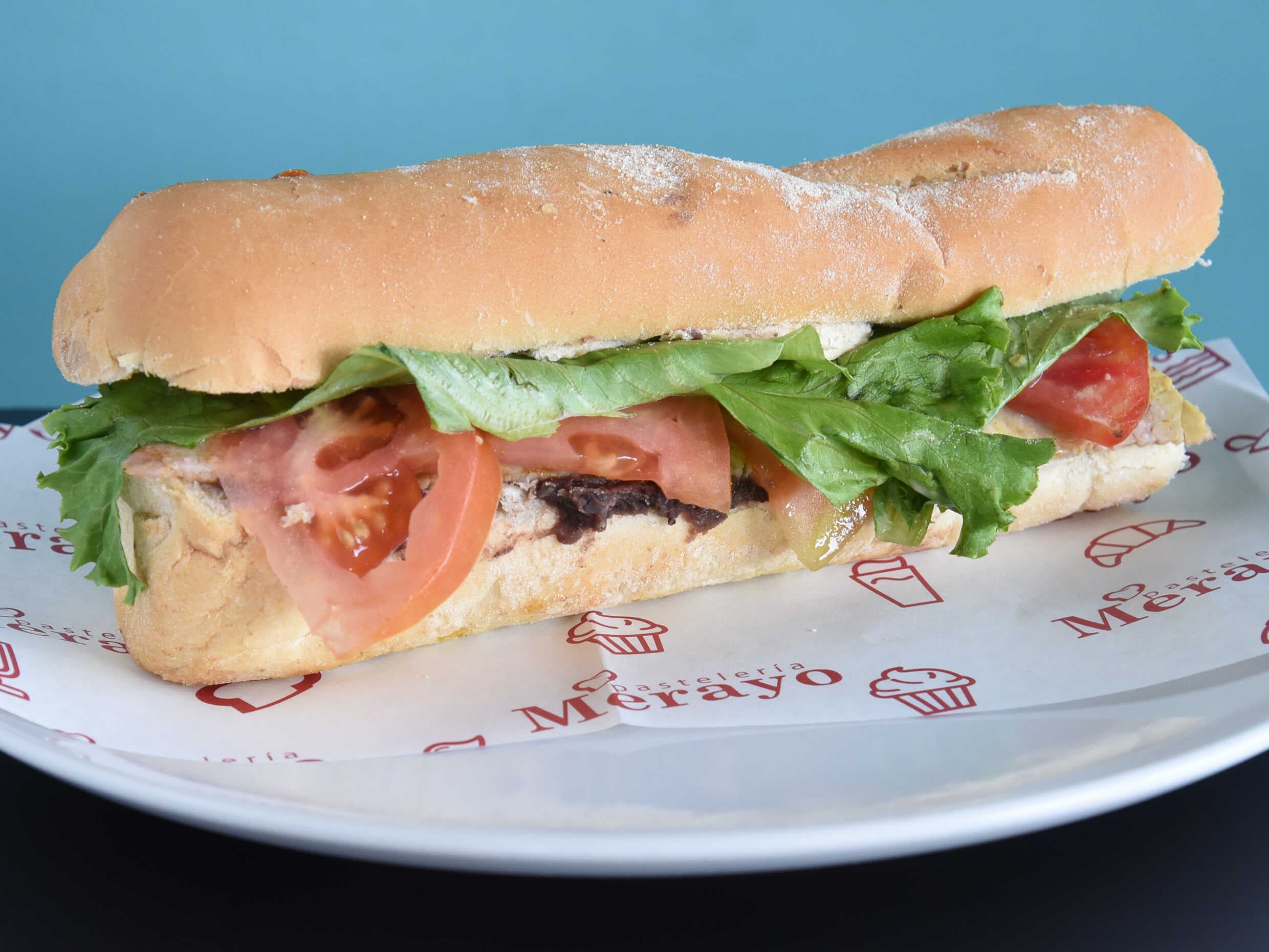 Sandwich de mano de piedra y frijoles mas papitas