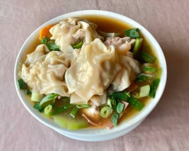 Wantan en Sopa sólo con Camarón y Verduras