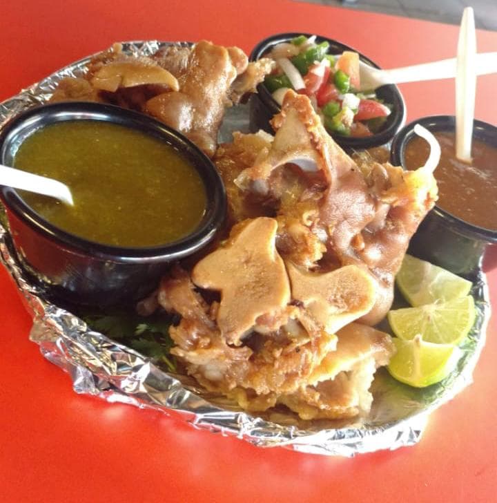 1 Manita de Puerco tortillas salsa pico de gallo