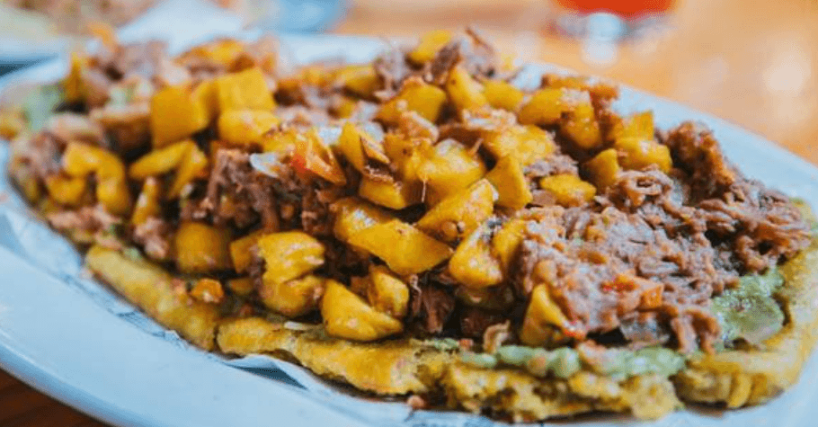 Patacón con Carne Mechada y Pollo