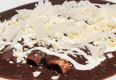 Enfrijoladas con Carne Deshebrada