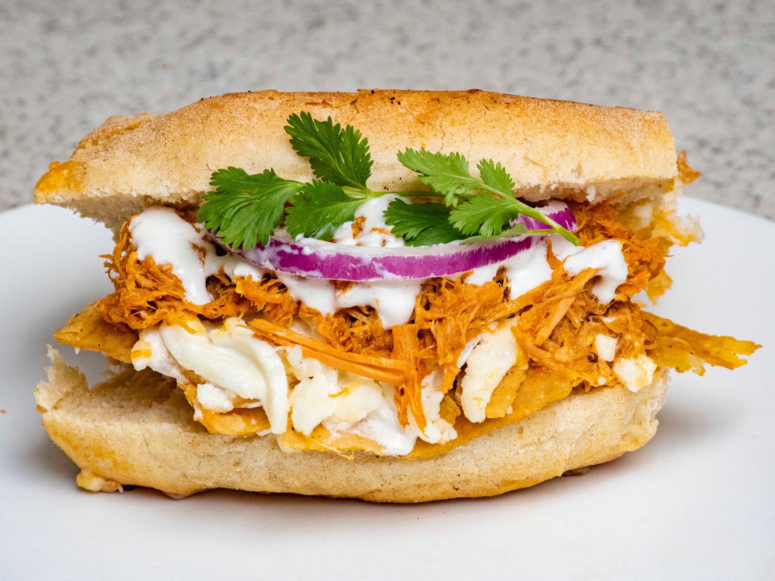 Torta de Chilaquil con Cochinita