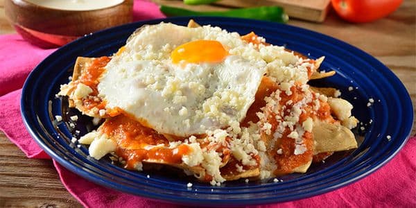 Chilaquiles con carne huevo y frijol