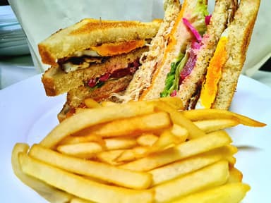 Sándwich Club con Papas