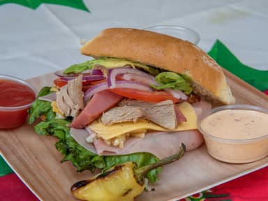 Torta Cubana + Agua de Sabor del Día