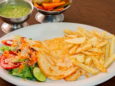 Filete de pechuga con papas y ensalada.