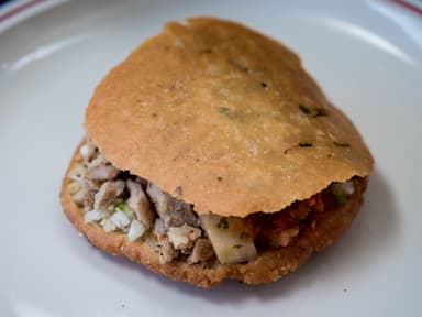 Gordita Rellena de Pollo Asado