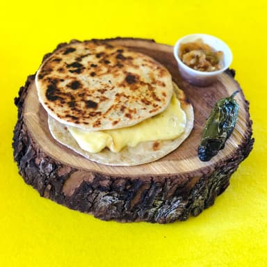 Quesadilla con Frijoles