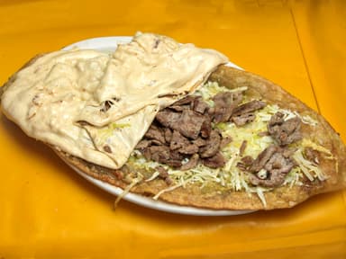 Huarache Bistec con Quesillo