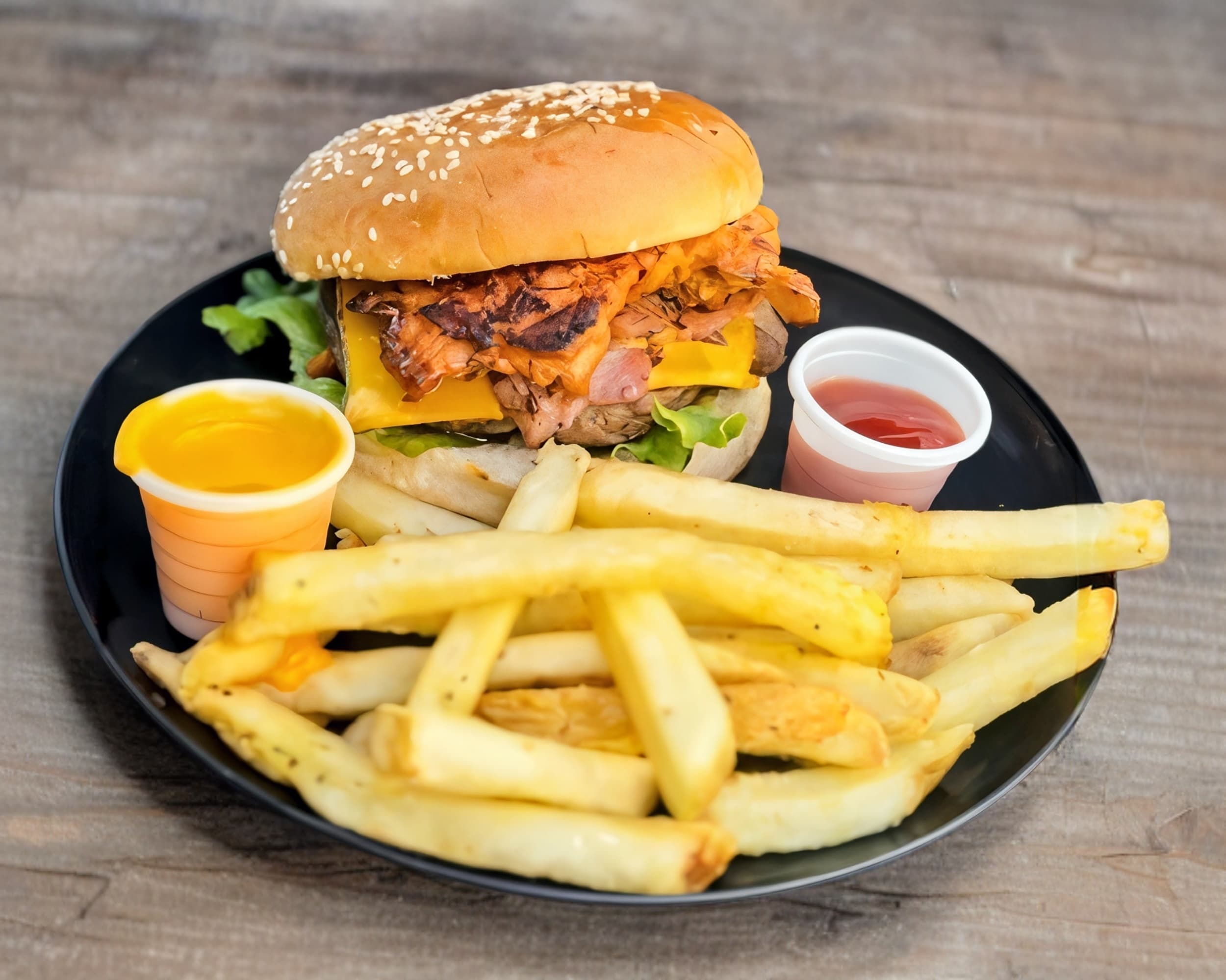 Rocket Burger de Res con Carne al Pastor o Chorizo