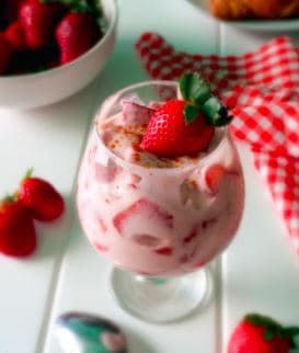 Fresas con Crema + Agua de Sabor