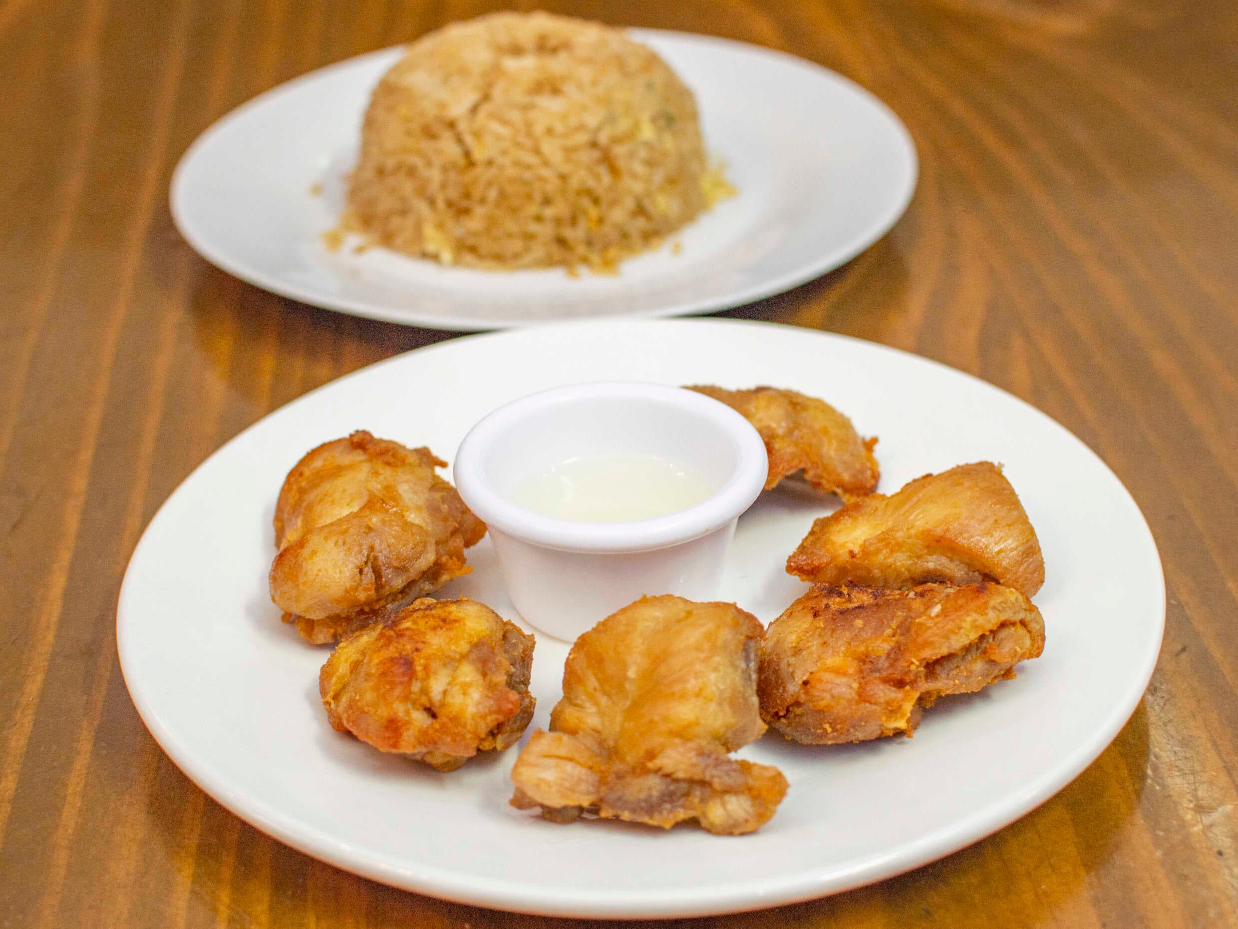 Chicharrón de Pollo y Enrollado con Durazno