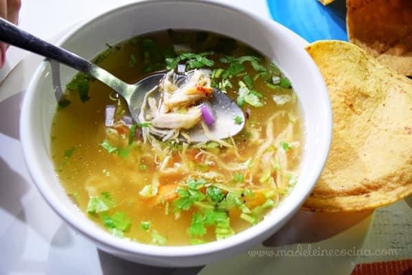 Caldo de Pollo Media Orden