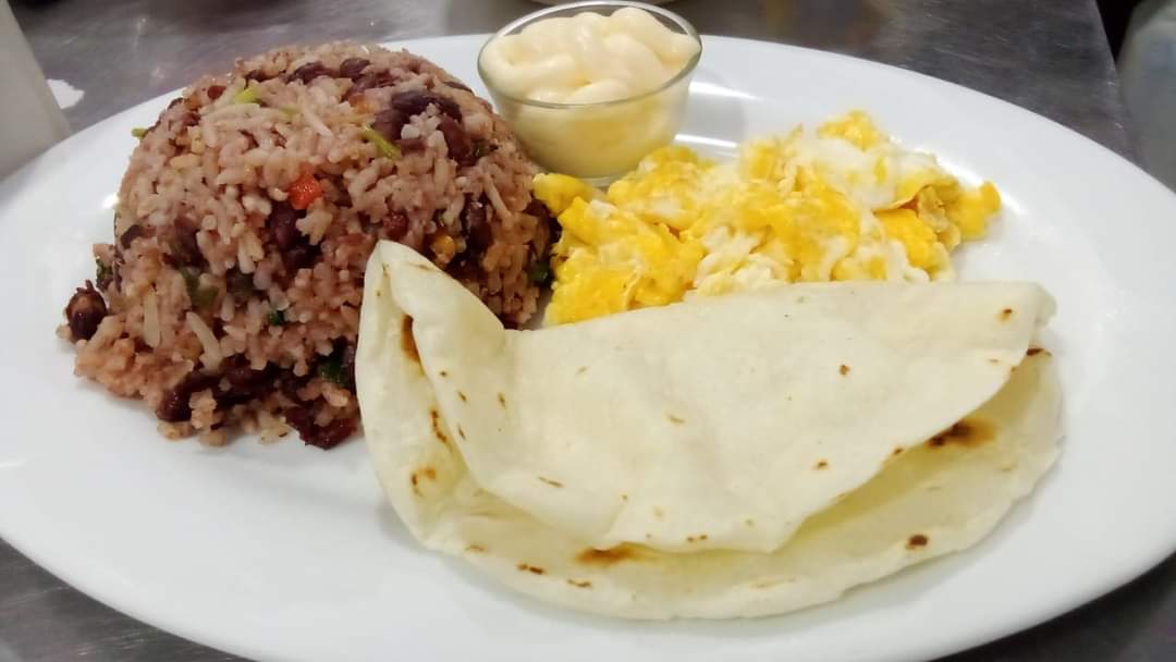 Pinto Con Huevo Picado, Natilla y Tortilla.