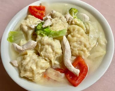 Wantan en Sopa con Pollo y Verduras
