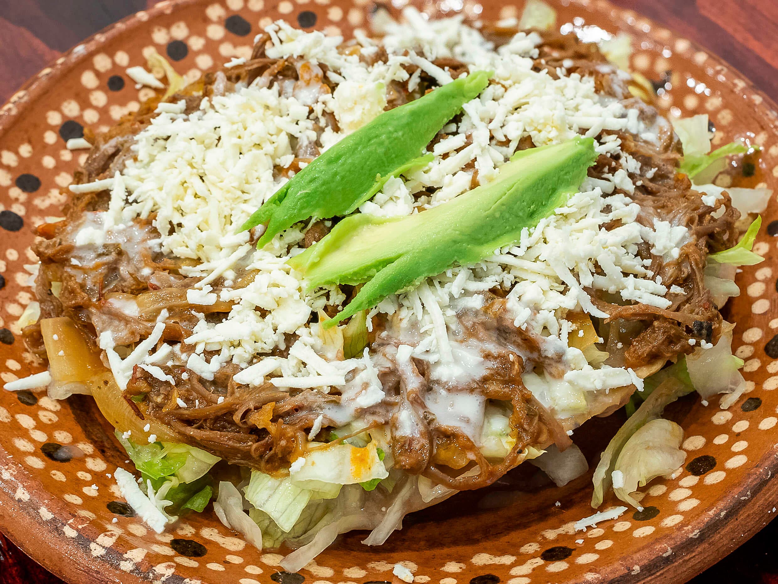 TOSTADA DE TINGA DE RES + COCA