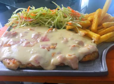 Pechuga Gratinada  con tocineta